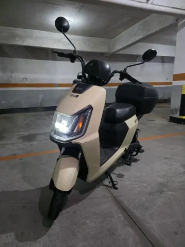 Scooter Bicicleta Elétrica Premium 1000w com baú para mochila (40km rodados)