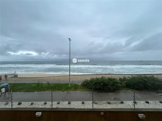 Apartamento com vista frontal pro mar e pé na areia. Porteira fechada (todo mobiliado)