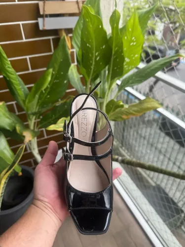 Sapato feminino boneca verniz salto bloco aberto preto Arezzo !