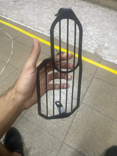 um protetor de farol de grade de aço para a motocicleta BMW F800 GS. 