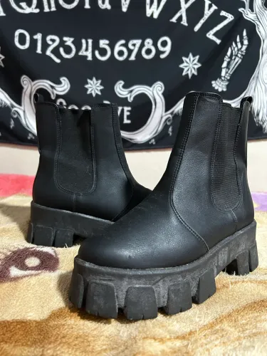 Bota feminina preta tratorada