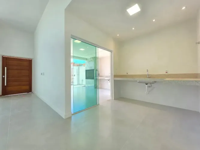 Casa linear com pé-direito duplo e área gourmet em Planície da Serra  3 quartos com suíte