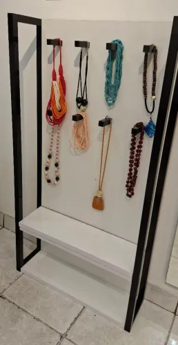 Prateleira para loja de moda feminina 