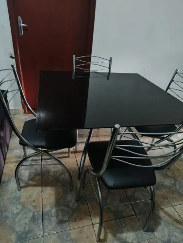 Mesa de vidro com 4 cadeiras em ótimo estado 