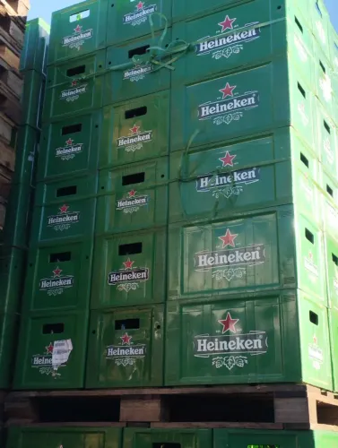 Vendo engradado de Heineken sem o líquido