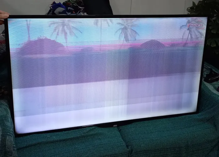 Tv ? 43 polegadas COM DEFEITO PRA RETIRADA DE PEÇAS OU PRA AJEITAR