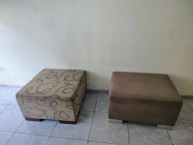 Puffs grandes em bom estado de conservação