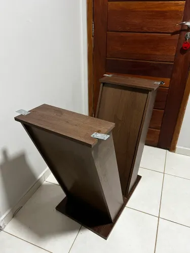Pé de mesa formato V