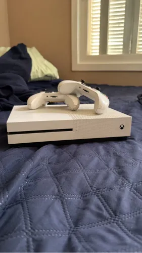 Xbox one s 2 controles e 3 jogos