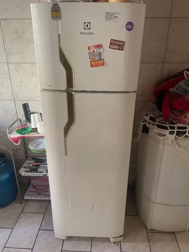 Vende-se geladeira Eletrolux