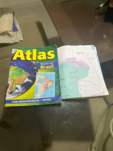Atlas com mapa do Brasil e um mapa da América do Sul