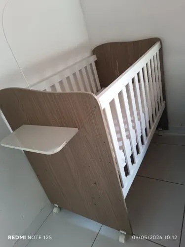 Berço cama com colchão mais o kit berço acompanha 6 peças .