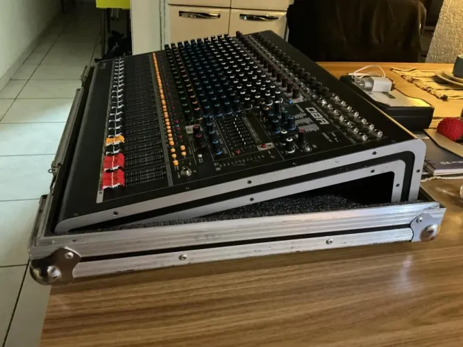 Vendo excelente mesa de som DBR com case
