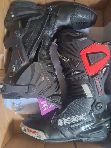 Vendo uma bota semi nova texx de pista N40