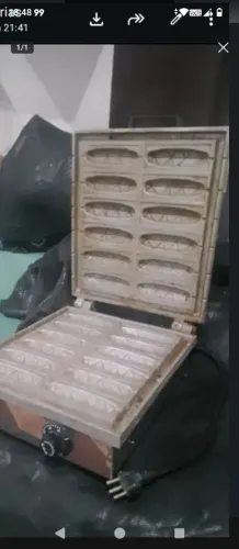 Vendo uma máquina crepeira faz 12 crepes 127v semi nova por 450 reais 