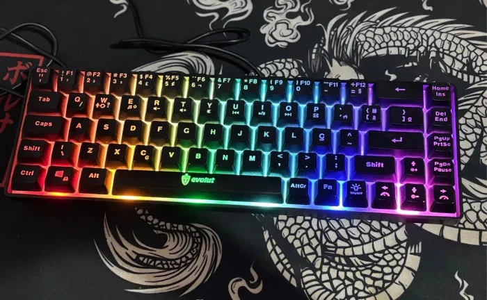 teclado evolut semi mecânico, fio:1,50 cm com led usado