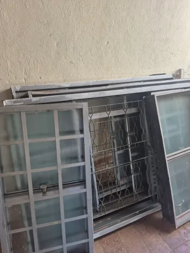 3 Venezianas de1,50 sendo 1 cozinha com proteção, 2 pequenas p sala e 1 p banheiro pequena
