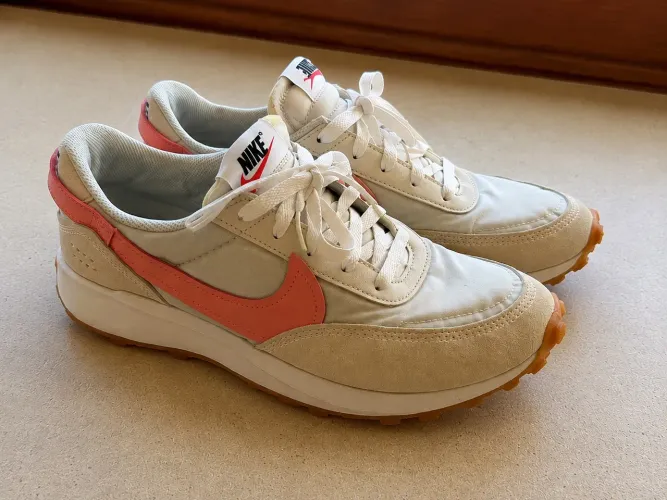 Tênis Nike Daybreak, modelo DH9523-003, em tons claros com detalhes rosa