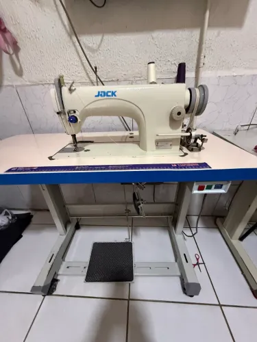 Vende-se uma máquina de costura reta em perfeito estado com rodinhas nos pés marca Jack