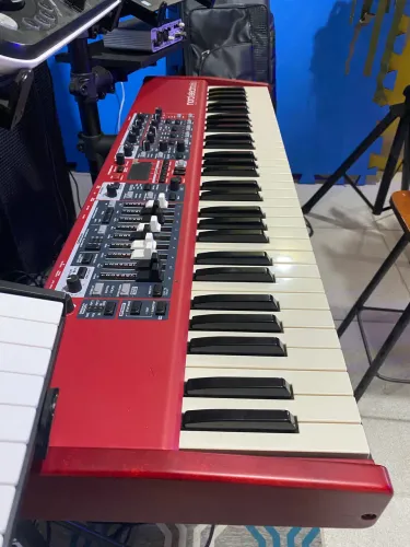Teclado Nord Eletro 6D   