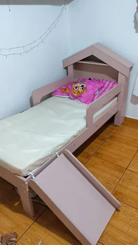 Cama com escorregador infantil