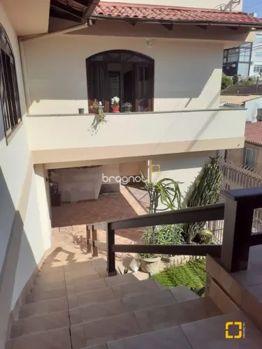 Casa de 3 pavimentos, com 4 dormitórios, sendo 2 suítes - Estreito Florianópolis