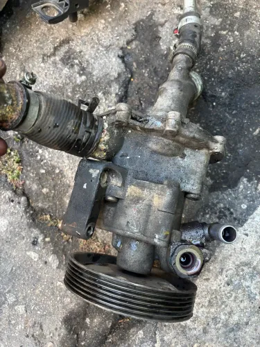 Bomba de direção Linea 1.8 etorq ano 2012 R$ 1.000