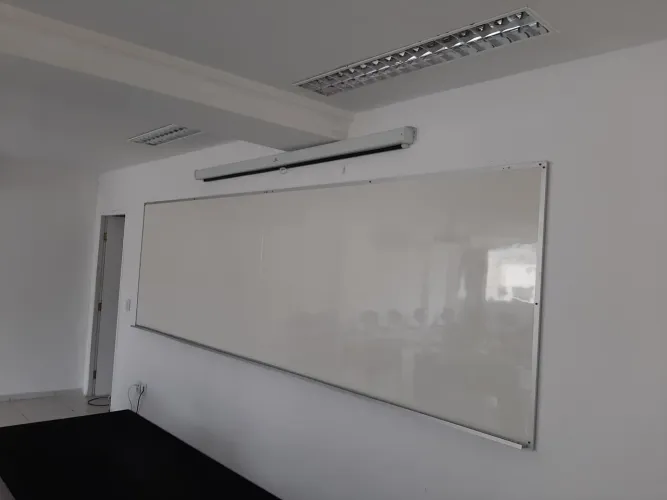 Quadro branco e magnético com estrutura em MDF revestido com laminado melaminico branco, l
