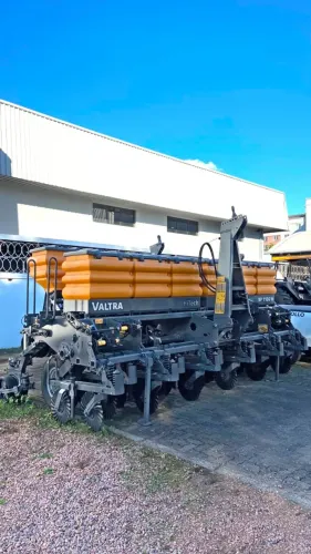 Plantadora Valtra Hitech BP 1106M 11 linhas pantográficas