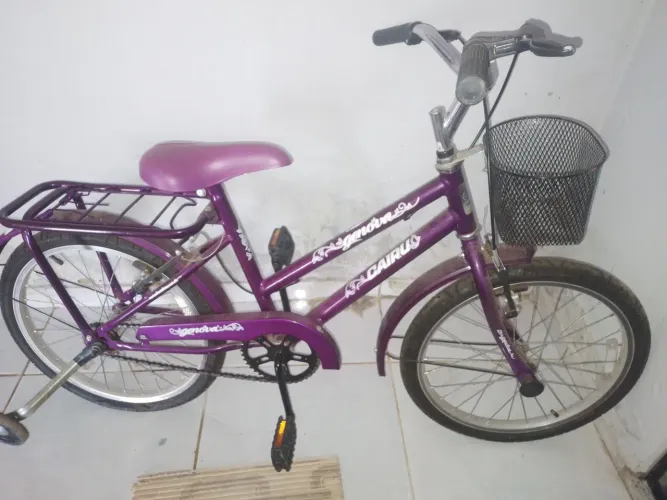 Vendo bicicleta infantil aro 20 praticamente nova pela metade só preço 