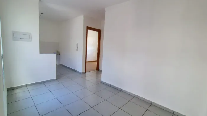 Alugo Apartamento no Bairro Pequis, direto com a proprietária ou por imobiliária. 