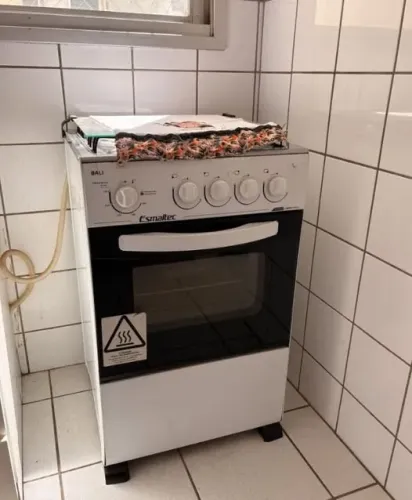 Fogão de Piso Esmaltec Bali de 4 bocas Sem danos, seminovo, valor 700. Passo maquininha ma