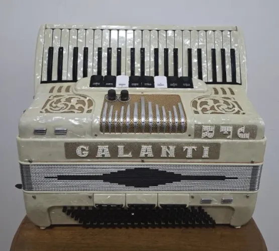 Acordeon Galanti 120 baixos - 3ª de voz