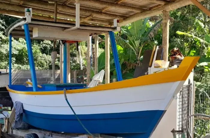 Barco de madeira motor Branco 10hp diesel