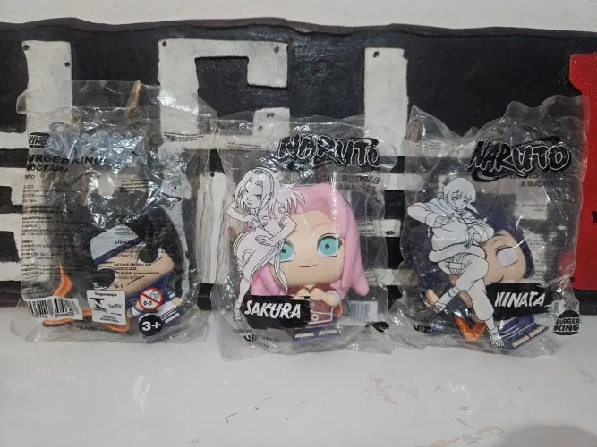 Vendo 3 bonecos da coleção do naruto lacrados. 30 cada , ou os 3 por 80