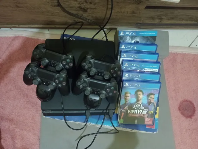 PS4 Slim 1TB com 4 controles, 4 carregadores, com 22 jogos. Seminovo
