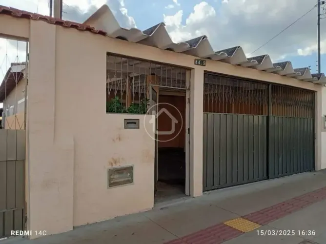 CASA COM TERRENO AMPLO