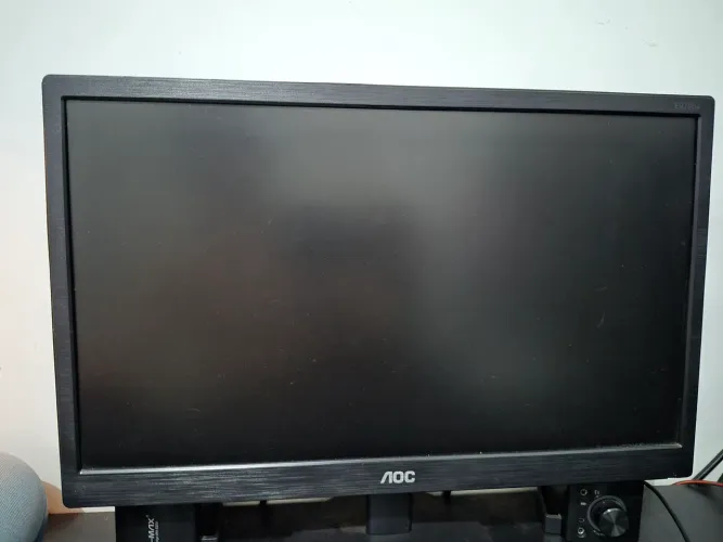 Monitor AOC 18 polegadas anti reflexo VGA (vem com os cabos)