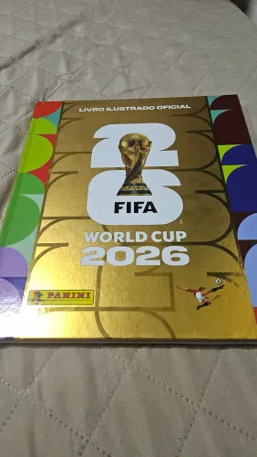 Álbum da Copa 2026 com 500 figurinhas coladas