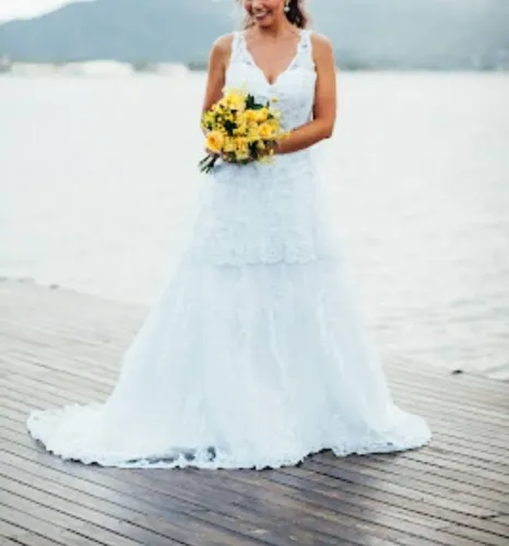 Vestido de noiva branco, com bordado e véu - tamanho 36/38