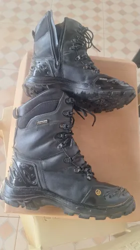 Vende se um coturno com zíper 