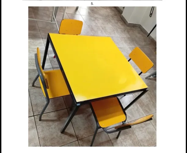 Mesa com 4 cadeiras