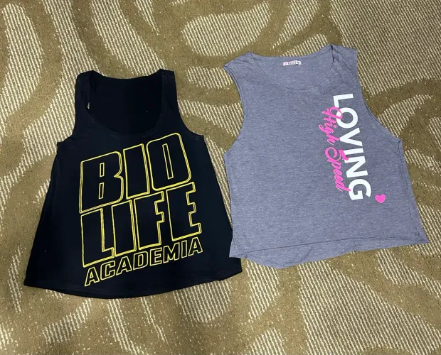 Kit com 2 camisetas femininas para academia - tamanho M