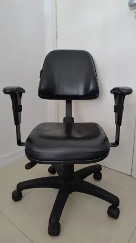 Cadeira de Escritório Ergonômica Giratória Regulável Secretária