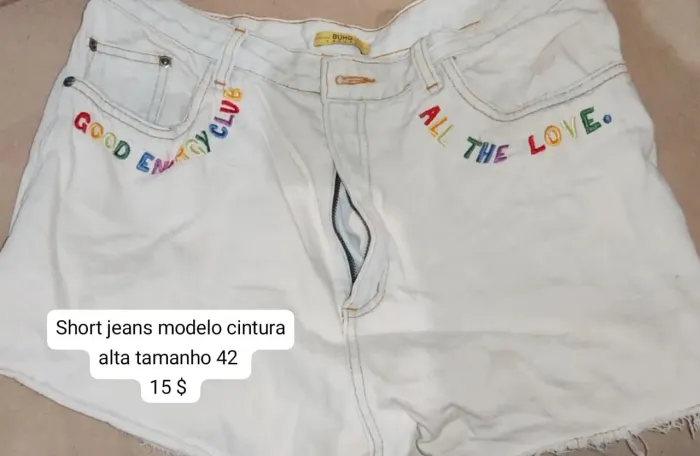 Roupas usadas poucas vezes . 