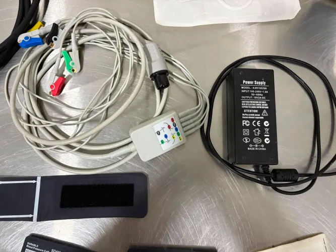 Monitor Sdamed multiparamétrico . ECG, SpO2, temperatura e Pressão não invasiva