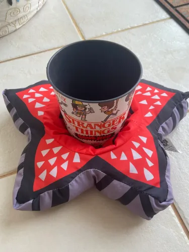 Almofada Demogorgon Stranger Things com Balde de Pipoca Temático