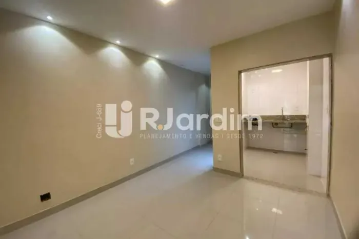 Studio Reformado com Vaga no Humaitá | 37m², Próximo à Lagoa