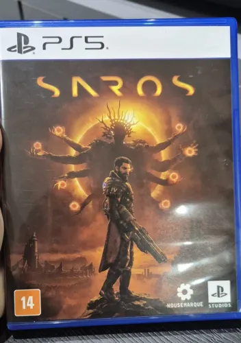 Saros PS5 - Mídia Física