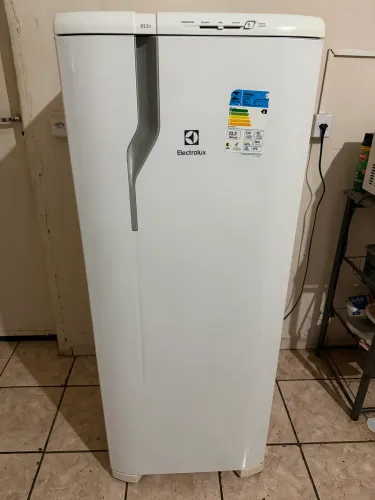 Geladeira Electrolux re31 261 litros 